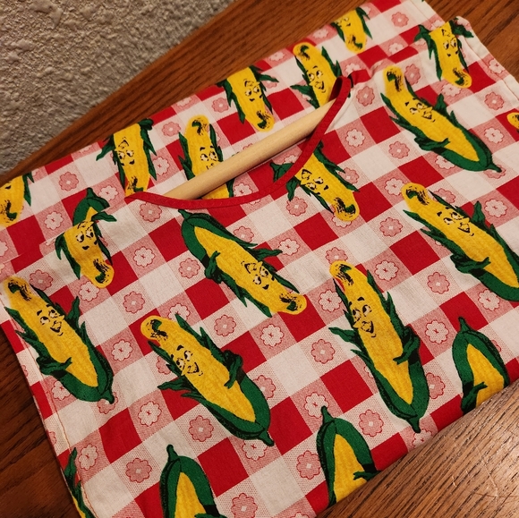 DIY Casserole Dish Carrier- Anthropomorphic Corn Cobs - Picture 5 of 5